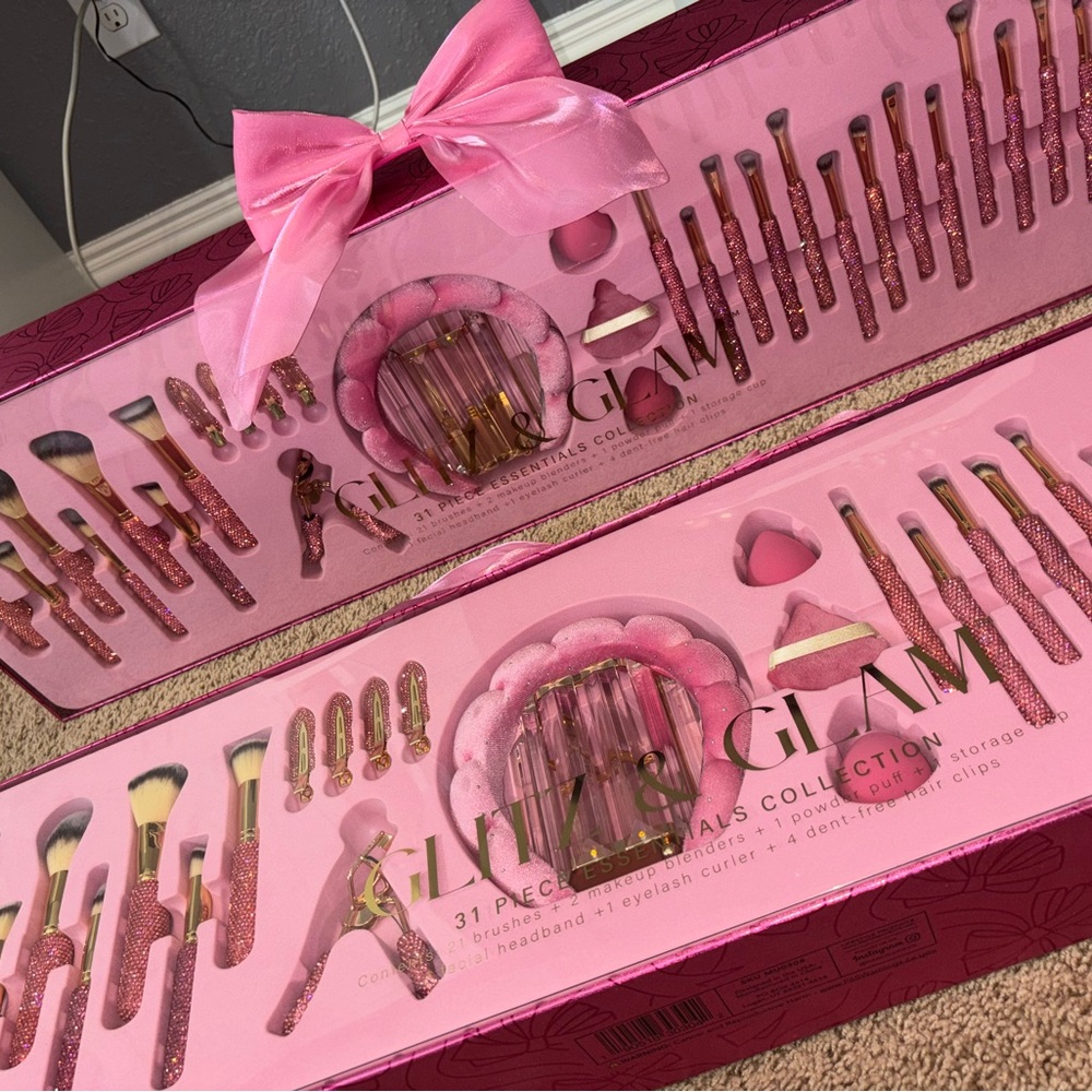 One Glitz and Glam makeup brush gift set.